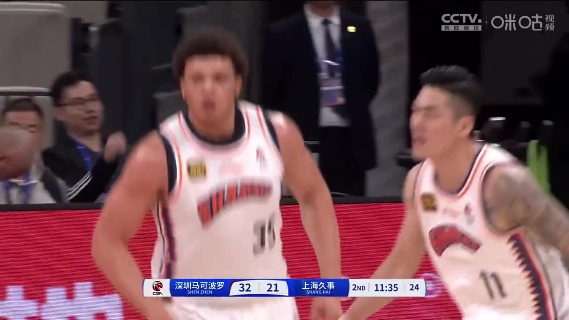  粗中有細！“小胖”洛夫頓1v3慢三步 突破防線獻上單臂重扣